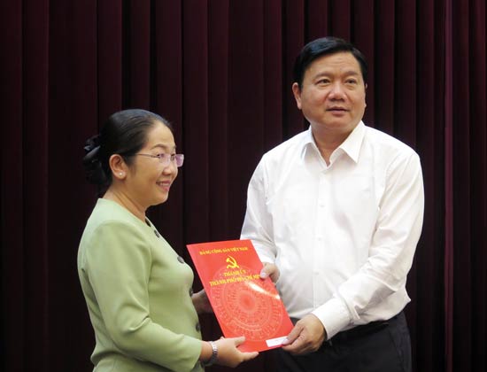 
Ủy viên Bộ Chính trị, Bí thư Thành ủy TPHCM  Đinh La Thăng trao quyết định của Bộ Chính trị cho đồng chí Võ Thị Dung. Ảnh SGGP
