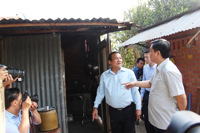 
Bí thư Thành ủy Đinh La Thăng ra tận phía sau để kiểm tra tình trạng căn nhà của mẹ Phạm Thị Tư

