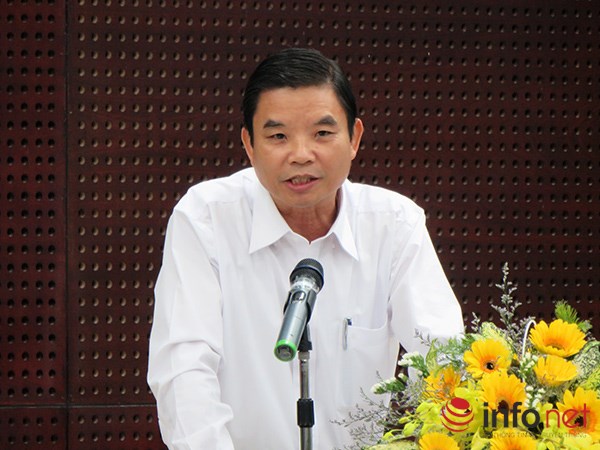 
Ông Nguyễn Văn Tiến thay mặt những người làm công tác giải tỏa đền bù xin lỗi người dân ở nhiều dự án giải tỏa (Ảnh: HC)
