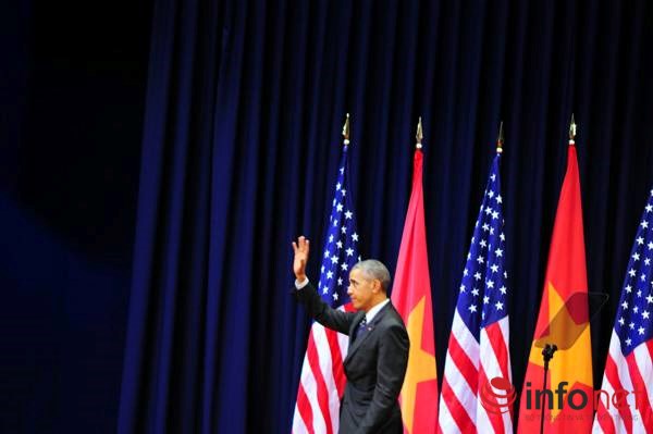 
Ông Obama giơ tay chào người dân Việt Nam sau khi kết thúc bài phát biểu.
