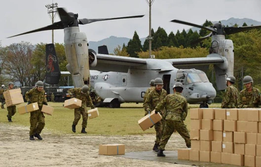 Máy bay lên thẳng của quân đội Hoa Kỳ giúp người dân Nhật Bản vận chuyển hàng hóa cứu trợ. Ảnh: Japan Times