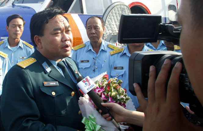 
Đại tá Lê Kiêm Toàn, lữ đoàn trưởng lữ đoàn không quân 918. Ảnh chụp ngày 9-3-2014, khi đại tá Toàn vừa lái chiếc CASA-212 xuống sân bay Tân Sơn Nhất sau khi bay tìm kiếm máy bay MH370 của Malaysia - Ảnh: V.SỰ
