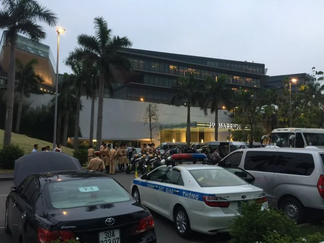 
An ninh được tăng cường trước khu vực khách sạn - Ảnh: Xuân Long
