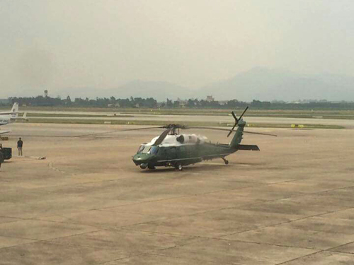 Trực thăng Marine One đã được lắp cánh ở Hà Nội và sẵn sàng phục vụ cho Tổng thống Barack Obama trong chuyến thăm Việt Nam