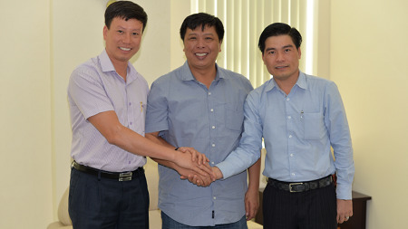 Ông Nguyễn Thanh Hiếu -Phó Tổng giám đốc Công ty BMC (bên phải) tại buổi lễ ký nhận thanh toán ngày 31/3.