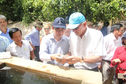 Ông Jan Eliasson cùng Bộ trưởng Bộ NNPTNT Cao Đức Phát kiểm tra độ mặn của nước sinh hoạt . Ảnh: Mậu Trường 