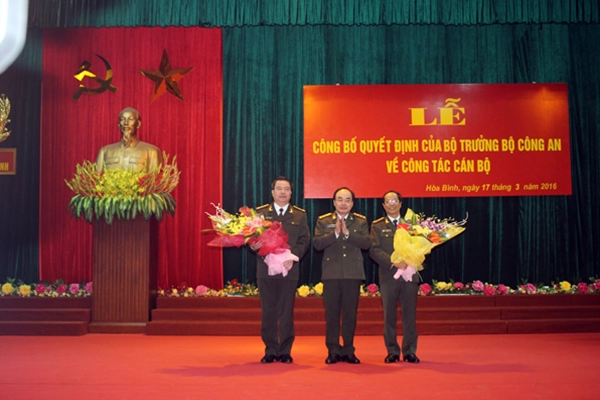 
Thứ trưởng Bùi Quang Bền trao quyết định và chúc mừng hai đồng chí: Nguyễn Văn Trung, Phạm Hồng Tuyến. Ảnh CAND 
