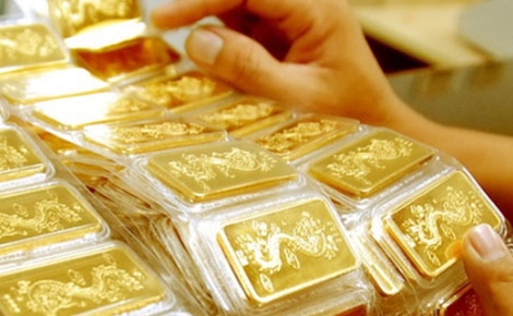 
Người bán vàng miếng SJC bị soi để trừ tiền với vàng 1 chữ cái. Ảnh mang tính chất minh họa.
