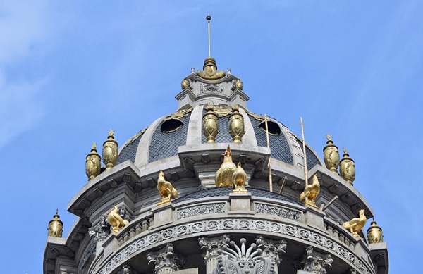 
Biệt thự này được mệnh danh là Lâu đài gà vàng vì chủ nhân của chúng cho dát vàng 6 chú gà trên nóc biệt thự. (Ảnh: Zing)

