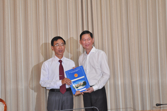 
PHó Chủ tịch UBND TP Trần Vĩnh Tuyến (bìa phải) trao quyết định bổ nhiệm của UBND TPHCM cho ông Lâm Ngọc Bửu.
