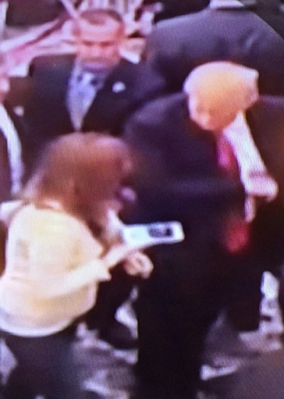 Nữ nhà báo Fields tìm cách tiếp cận ông Trump. Ảnh ghi lại từ camera an ninh tại câu lạc bộ golf của ông Trump