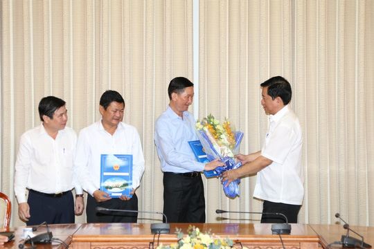 
Bí thư Thành ủy TPHCM Đinh La Thăng tặng hoa cho ông Trần Vĩnh Tuyến
