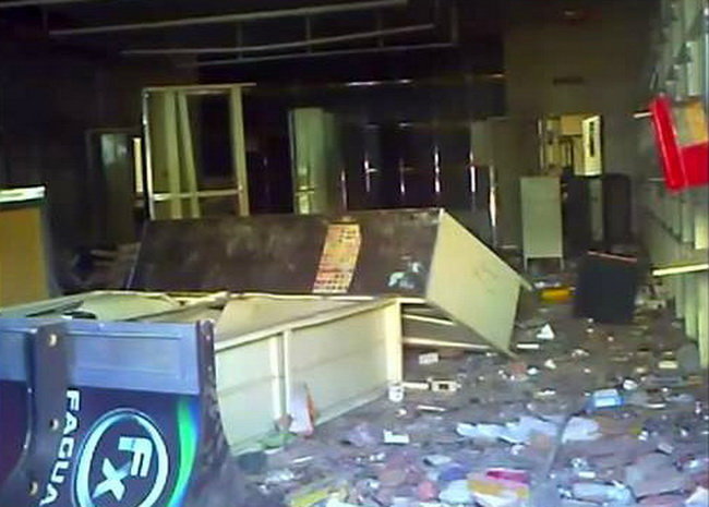 
Khung cảnh tan hoang trong một cửa hàng sau khi bị cướp bóc - Ảnh: Reuters

