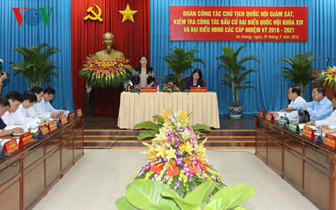 
Chủ tịch Quốc hội và Đoàn giám sát làm việc với Ủy ban bầu cử tỉnh An Giang
