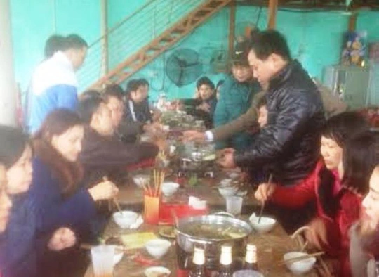 
Cán bộ Ban quản lý dự án cải thiện môi trường đô thị miền Trung - Tiểu dự án Thanh Hóa tổ chức ăn uống tại một nhà hàng ở khu vực chùa Bái Đính) trưa ngày 19-2
