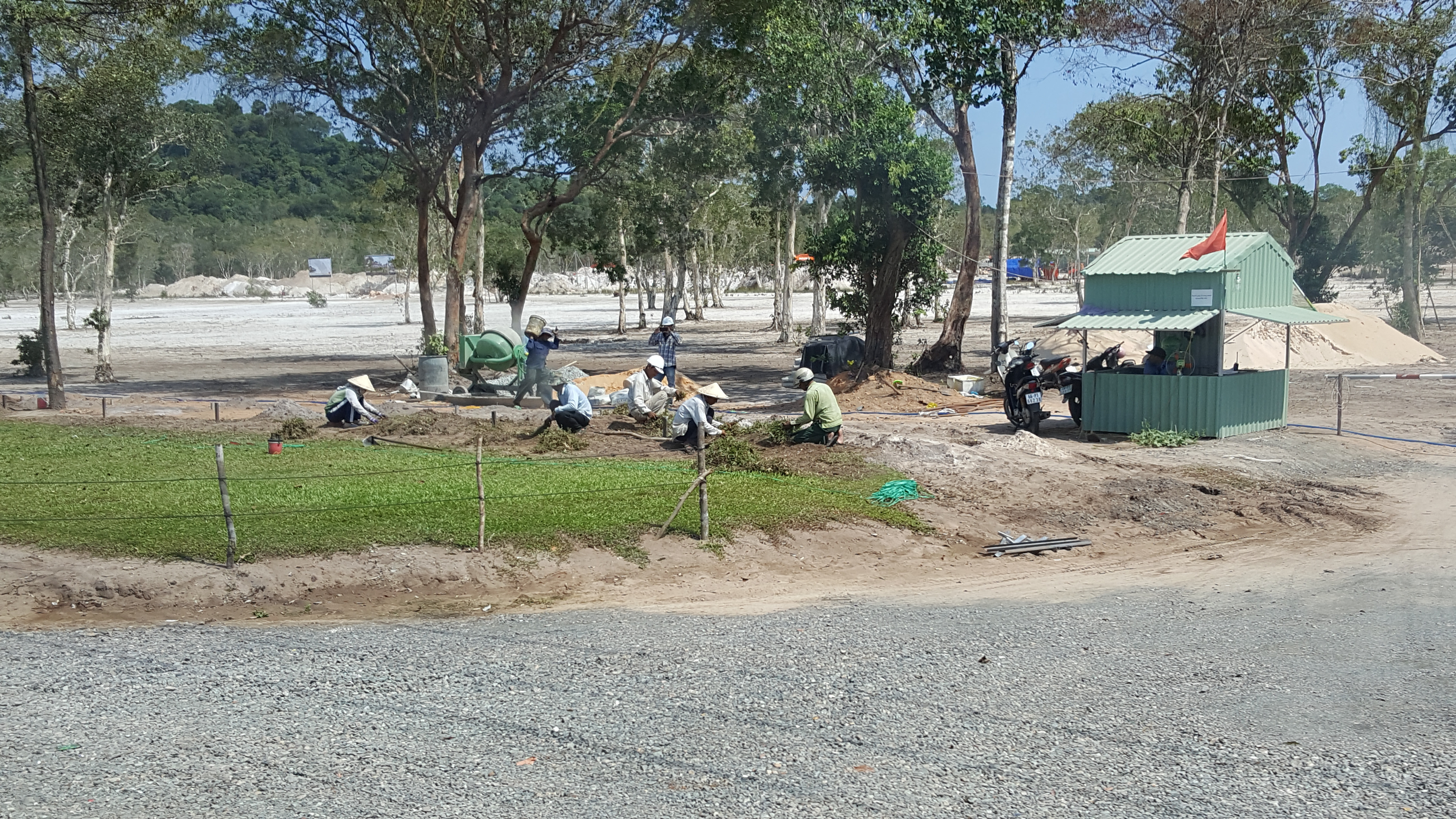 
Nhân công đang trồng cỏ tại dự án Grand World Phú Quốc
