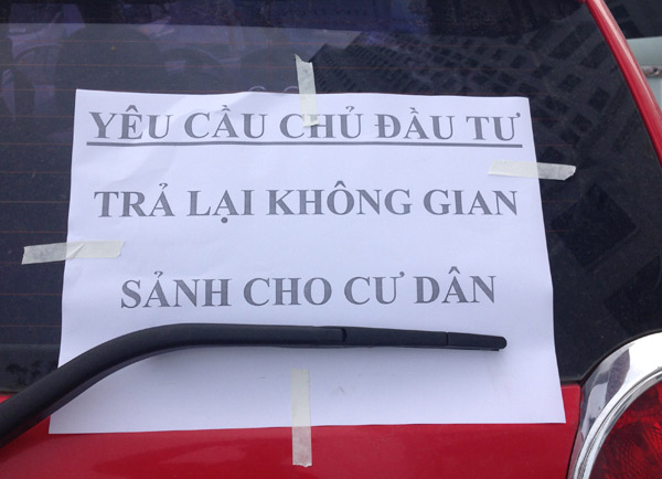 Cư dân yêu cầu chủ đầu tư giải phóng chốt chặn của nhóm người lạ mặt và khu vực taxi đậu ở sảnh