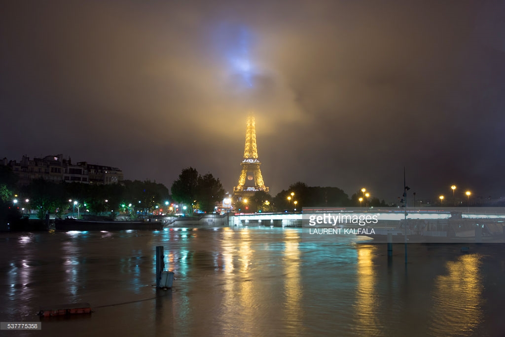 
Mặc dù ngập lụt nhưng tháp Eiffel vẫn đứng kiêu hãnh, tự hào là biểu tượng của kinh đô ánh sáng. Ảnh: Laurent Kalfala/ AFP
