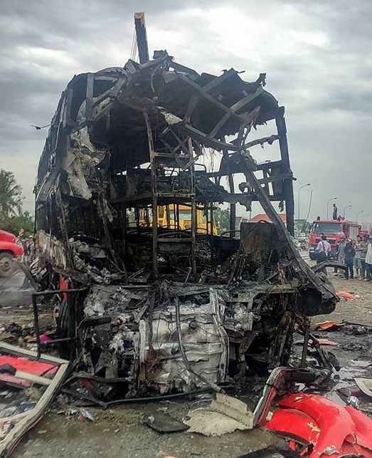 Chiếc xe khách bị cháy trơ khung. Ảnh Nguyễn Hòa