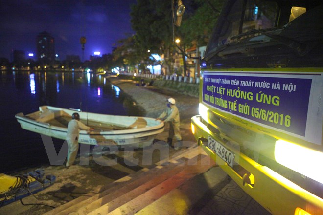 
Theo một số công nhân công ty thoát nước Hà Nội cho biết, để xử lý được hết lượng cá chết trong hồ phải mất 2 ngày. (Ảnh: Minh Sơn/Vietnam+)
