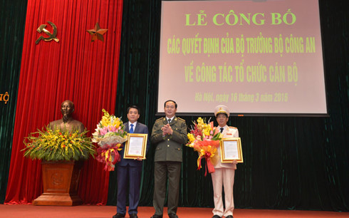 
Đại tướng Trần Đại Quang, Bộ trưởng Bộ Công an trao các quyết định và tặng hoa cho Thiếu tướng Nguyễn Đức Chung và Thiếu tướng Đoàn Duy Khương
