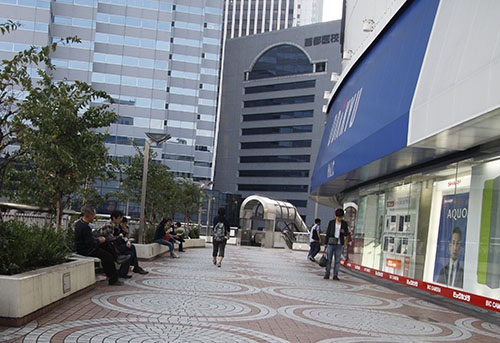 Đường đi bộ trên cao nối các tòa nhà văn phòng, TT thương mại: ghế ngồi nghỉ và cầu thang máy cuối đường dẫn đến bến xe Bus tại Tokyo (Nhật Bản 2015) Nguồn TG, Hanoidata ST&BT