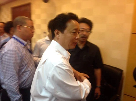 
Bộ trưởng Trần Hồng Hà trong vòng vây báo chí. Ảnh: ĐT
