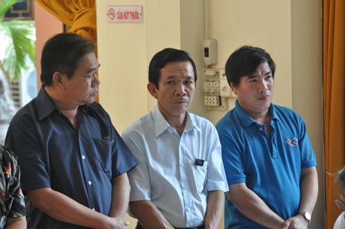 
Nguyên Chi cục trưởng Chi cục Hải quan cửa khẩu quốc tế Hà Tiên (TX.Hà Tiên) bị cáo Lâm Văn Giao (ở giữa) bị đề nghị 5-6 năm tù giam.
