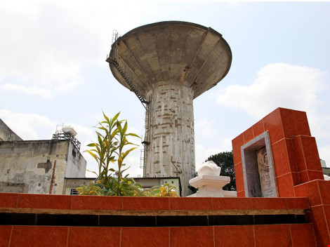 Thủy đài hình nấm nằm tại hẻm 198 đường Nguyễn Thái Sơn, phường 4, quận Gò Vấp có thiết kế trụ và bể chứa nước với dung tích 1.200 m3. Ảnh: HOÀNG GIANG