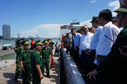 
Thủ tướng Nguyễn Xuân Phúc tới hiện trường chỉ đạo khẩn trương tìm nguyên nhân vụ chìm tàu trên sông Hàn (Đà Nẵng). Ảnh: T.C.A 
