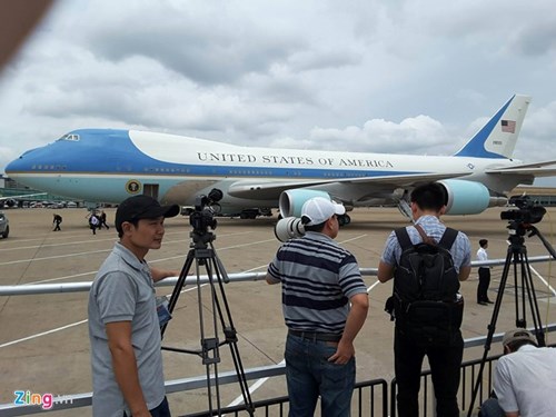 Tại sân bay Tân Sơn Nhất, chuyên cơ của Tổng thống Mỹ đang được kiểm tra an ninh trước chuyến hành trình. Ảnh: Zing.