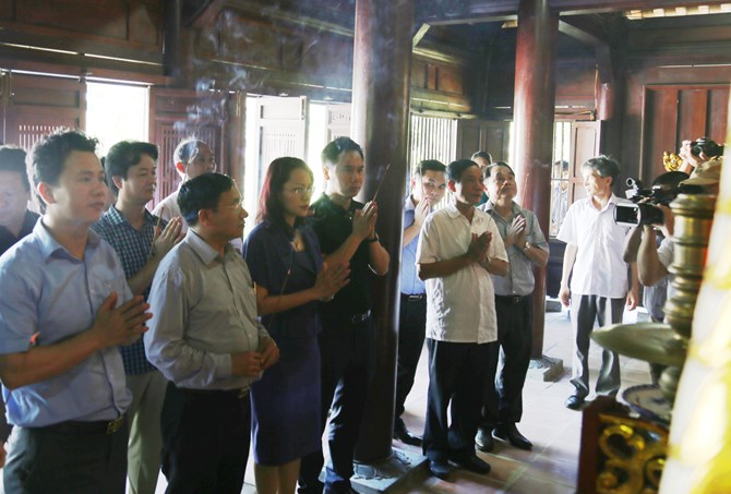 Đoàn đến dâng hương tại Đền thờ Danh nhân văn hóa thế giới, Đại thi hào Nguyễn Du