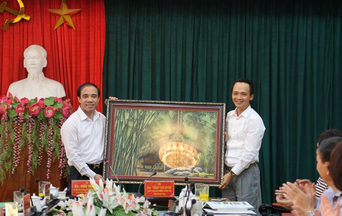 Lãnh đạo tỉnh Tuyên Quang trao tặng Tập đoàn FLC bức tranh Lán Nà Lừa – Một di tích lịch sử Cách mạng. 