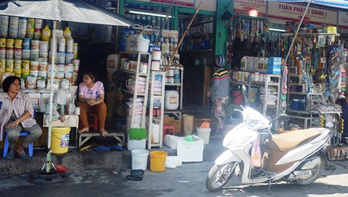 
Hóa chất các loại được bày bán tràn lan ở chợ Kim Biên.

