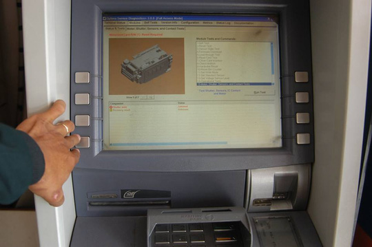 
Máy ATM của hầu hết các ngân hàng đều rơi vào tình trạng quá tải hoặc trục trặc do giao dịch tăng đột biến những ngày trước Tết.

