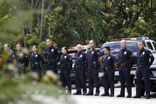 Cảnh sát bảo vệ bên ngoài nhà của bà Nancy tại TP Los Angeles, bang California ngày 6-3. Ảnh: Reuters