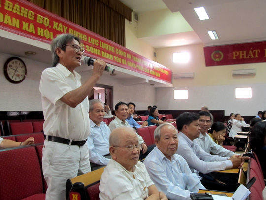
Cử tri thành phố Đà Nẵng phát biểu tại hội nghị
