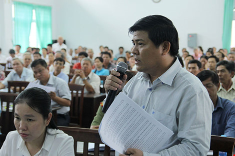 Chủ tịch UBND huyện Hóc Môn Lê Tuấn Tài trả lời chất vấn của Bí thư Đinh La Thăng về việc nạo vét kênh rạch dừa đang ô nhiễm. Ảnh: HOÀNG GIANG