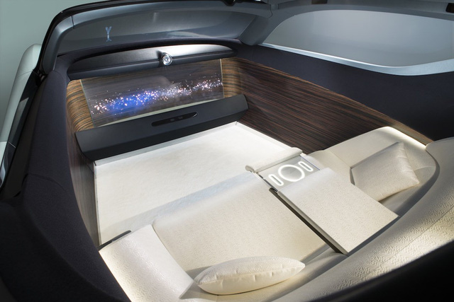 
Trong một không gian bao bọc bởi gỗ và lụa, người ngồi trên xe chỉ việc tận hưởng những màn trình diễn từ màn hình OLED cực rộng phía trước.
