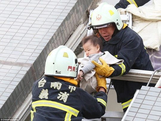 Một em bé được cứu thoát. Ảnh: ChinaFotoPress