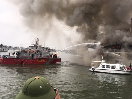 Tàu cứu hỏa của lực lượng cảnh sát PCCC Quảng Ninh đang nỗ lực dập lửa