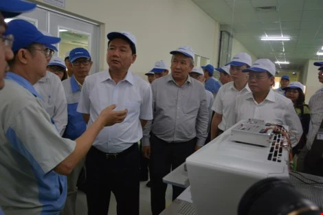 Công ty Sankyo giới thiệu về các sản phẩm công nghệ cao tại nhà máy với Bí thư Đinh La Thăng.