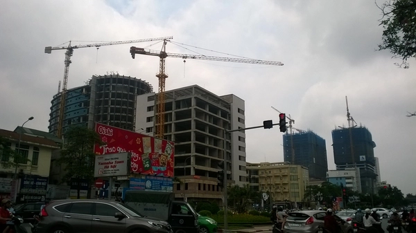 
Nhiều công trình, cần cẩu chĩa ra ngoài đường, nơi lượng người lưu thông rất cao (ảnh chụp trên đường Nguyễn Chí Thanh)
