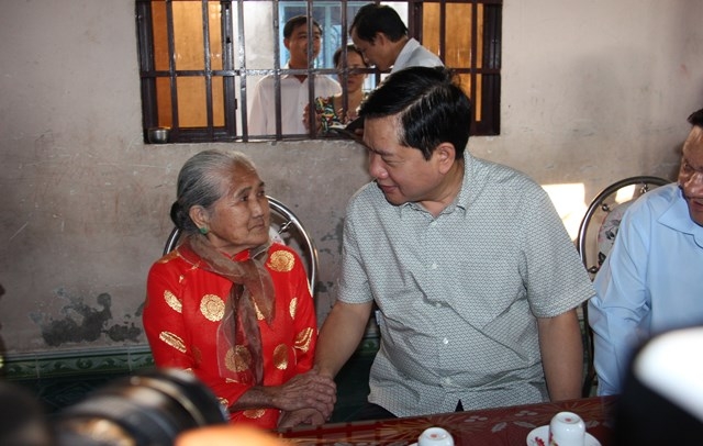 
Bí thư Thành ủy Đinh La Thăng thăm hỏi động viên mẹ Việt Nam anh hùng Nguyễn Thị Em
