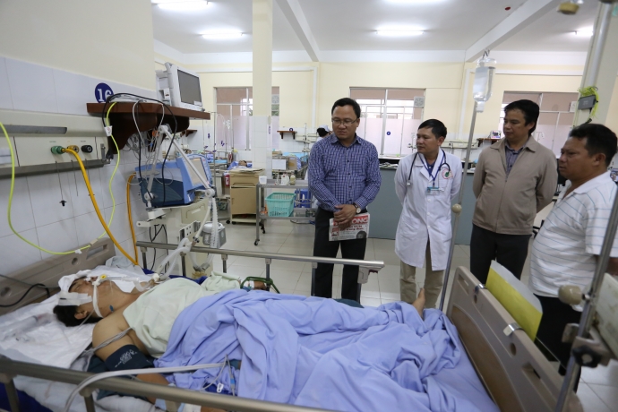 
Ông Khuất Việt Hùng đến thăm và trao tiền hỗ trợ nạn nhân Trần Ngọc Quang (tài xế xe 60B-029.68 hiện vẫn trong tình trạng nguy kịch) đang được điều trị tại bệnh viện Đa khoa Lâm Đồng
