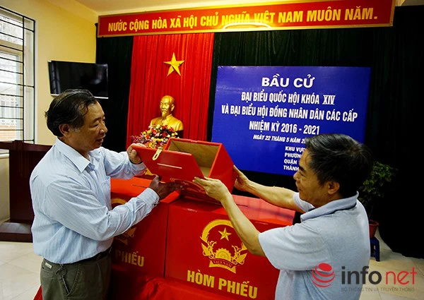 Ông Hoàng Văn Thành đang kiểm tra khu vực bỏ phiếu trên địa bàn.