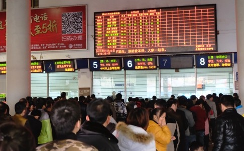 Người lao động chờ mua vé tại nhà ga Foshan
