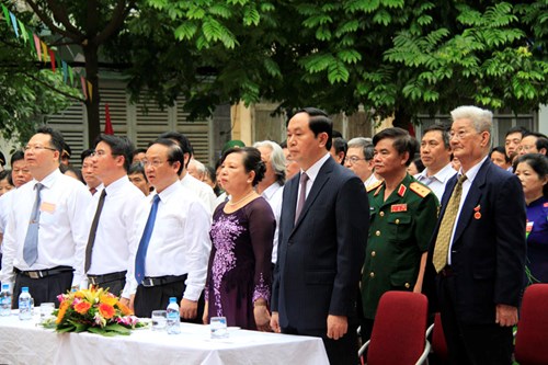 Chủ tịch nước Trần Đại Quang và các cử tri khu vực bỏ phiếu làm lễ chào cờ. Ảnh: Trường Phong