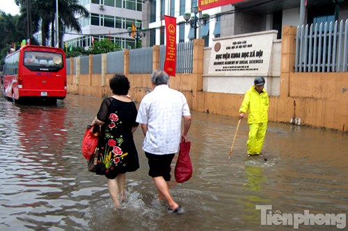 
Nhiều khu vực nước ngập sâu đến 50cm khiến giao thông gặp nhiều khó khăn.
