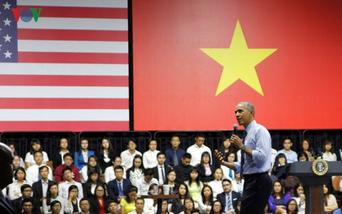 
Tổng thống Obama trò chuyện cùng khoảng 800 thủ lĩnh trẻ Việt Nam tại buổi gặp gỡ các thành viên của Sáng kiến Thủ lĩnh trẻ Đông Nam Á (YSEALI) tại TP.HCM ngày 25/5. 

